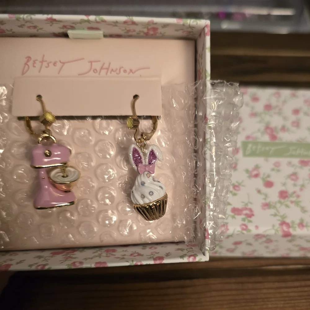 Betsey JohnsonSpring Bunny Cupcake Mismatch Drop Earrings - Picture 11 of 14
